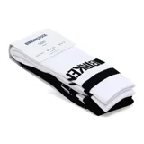 Pack de dos pares de medias unisex Birkenstock, de algodón color blanco con rayas horizontales negras y logo de la marca en el tobillo.
