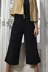 Pantalón capri color beige de pana con tiro alto, corte ancho y bolsillos laterales.