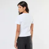 Camiseta blanca de manga corta y corte ajustado, confeccionada en tejido de punto de canalé fino.