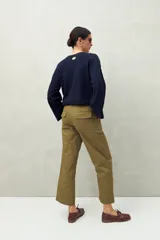 Pantalón recto color verde militar, de algodón, con bolsillos de parche y calce relajado.
