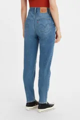 Pantalón de jean celeste claro, tiro alto, corte tapered y largo al tobillo.