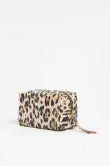 Neceser mediano Bimba y Lola con estampado animal print de leopardo en tonos beige y negro. Tiene estructura blanda, cierre con cremallera, logo metálico y bolsillo interior.