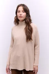 Polera de tejido ligero, color beige, con cuello alto y corte moderno, ideal como capa adicional de abrigo.