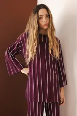 Camisa tejida color borgoña con rayas verticales blancas, escote redondo, botones frontales, mangas anchas 3/4 y aberturas laterales.