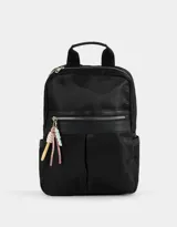 Mochila negra de tela deportiva con bolsillo frontal con cierre, tiracierres de cordón y etiqueta de goma. Tiene correas regulables, manija superior y cierre superior.
