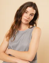 Musculosa color durazno de crepe sin mangas, con escote redondo y corte combinado en el mismo tono.