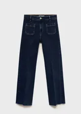 Jeans de tiro medio color azul oscuro, con bolsillos de parche delanteros, corte flare y ruedo desflecado.