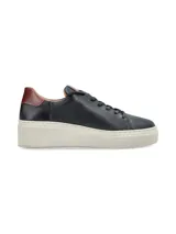Sneaker Adelaida de cuero graneado color verde oliva, con cordones de algodón y suela elevada color crema.