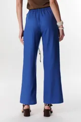 Pantalón de lino azul de corte palazzo.