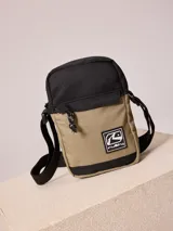 Bandolera color arena con detalles en negro y logo de la marca Rusty estampado en blanco.