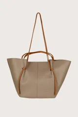 Bolso tote grande color café con textura granulada, doble asa corta y correa larga fina.