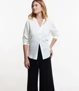 Pantalón pantacourt negro de viscosa con lazo en la cintura.