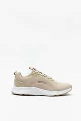 Zapatillas deportivas color beige con cordones a tono y suela blanca de 3cm de alto.