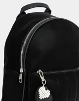 Mochila negra de cuerina con correas regulables, manija superior, acceso con cierre superior, bolsillo frontal acolchado con cierre y llavero con charm de corazones.
