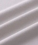 Suéter de viscosa color gris claro, de corte clásico, con cuello redondo y mangas largas.