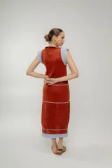 Vestido midi tejido a crochet, con cuello polo, sin mangas y rayas horizontales rojas y blancas.
