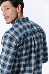 Camisa de franela a cuadros en tonos azul marino, verde y blanco.