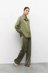 Pantalón de satén color beige, con cintura elástica y cordones ajustables.