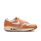 Championes Nike Air Max 1 '87 color chocolate con detalles en blanco y suela marrón.