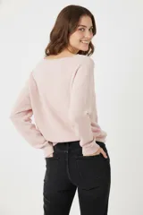 Sweater color verde oliva de punto con cuello redondo y mangas largas.