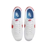 Championes Nike Cortez negros con swoosh blanco y suela blanca con línea negra.