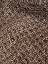 Sweater de punto color marrón con textura tipo waffle, cuello redondo y mangas largas.