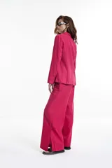 Blazer de lino color fucsia con corte moderno y diseño de manga larga.