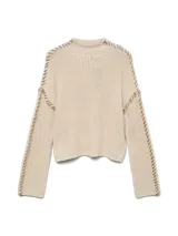 Sweater de punto color crema con cuello alto, mangas largas y hombros caídos.