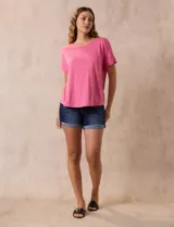 Remera color durazno con textura y espalda con aplique de botones.
