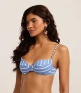 Top de bikini media taza con estampado de rayas horizontales celestes y blancas. Tiene breteles paralelos ajustables con adornos y copas desmontables.