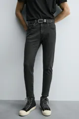 Pantalón de jean color beige, corte skinny, tiro medio, largo cropped y cinco bolsillos.