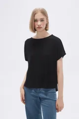 Remera blanca con estampado floral en color lila, de corte holgado y mangas cortas.
