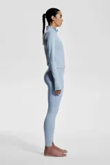 Campera deportiva corta celeste con cuello alto, cierre frontal, mangas largas con orificios para los pulgares y tecnología SoftMove™ y DryMove™.