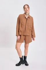 Bermuda de lino color marrón, de corte holgado y tiro medio.