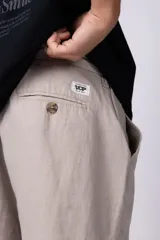 Bermudas color beige de lino, con cintura elástica y bolsillos laterales.