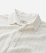 Camisa de hombre regular, color blanco, confeccionada en tricolina con textura rayada.