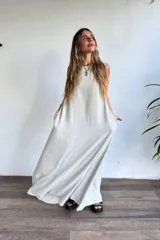 Vestido largo sin mangas, color verde claro, de corte holgado y tejido con textura acanalada.