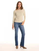 Buzo tejido en hilado fino color beige, con cuello bote y manga raglán ¾.