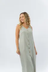 Vestido midi de lino en color verde seco, con escote en V, diseño sin mangas y cierre frontal con botones de madera. Presenta un corte recto y fluido con una abertura frontal en el bajo.