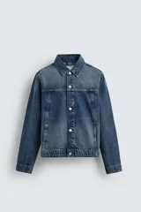 Cazadora regular fit de denim de algodón con efecto lavado. Tiene cuello solapa, mangas largas con puños abotonados, bolsillos frontales y cierre con botones.
