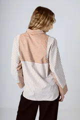 Camisa de manga larga con rayas verticales color marrón y blanco, cuello clásico y bolsillo en el pecho.
