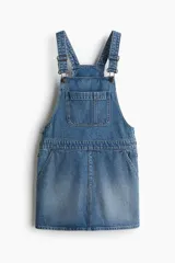 Jumper corto de denim azul, con breteles ajustables con cierre de metal, bolsillo superior de parche, bolsillos al bies y bolsillos abiertos atrás.