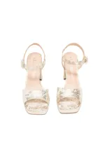 Sandalias doradas con plataforma y taco alto, tiras finas y hebilla lateral.