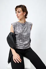 Top plateado con estampado animal print, sin mangas y cuello recto.