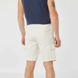 Bermudas deportivas blancas con bolsillos laterales tipo cargo.