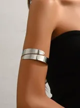Brazalete plateado para la parte superior del brazo, con diseño abierto y minimalista.