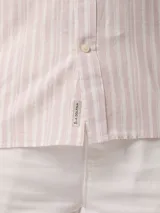 Camisa de manga larga a rayas verticales azules y blancas, con cuello abotonado y bolsillo en el pecho. Confeccionada en lino y algodón.