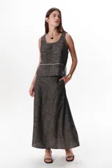 Falda larga de lino a cuadros grises y blancos, con corte al bies y cintura alta.