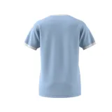 Remera celeste de corte clásico con cuello redondo y mangas cortas. Presenta las tres rayas blancas características de Adidas en los hombros y el logo bordado en el pecho.