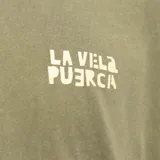 Remera verde militar de algodón orgánico con cuello redondo y mangas cortas. Estampado pequeño en el pecho con el logo de La Vela Puerca.